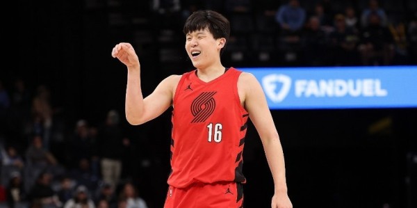 杨瀚森3中1仅2+1+1：末节被弃用躺赢 仍是边缘轮换球员