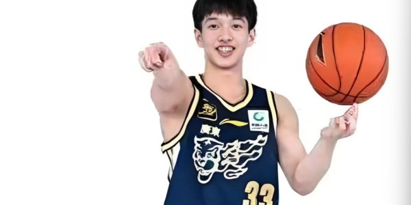 星空体育app下载-温馨！杜锋亲自给19岁小将开小灶，希望他给徐杰分担压力