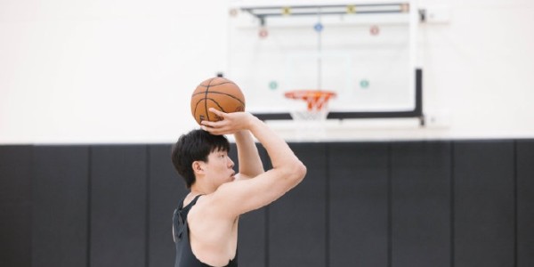 星空体育app下载-休赛期训练！杨瀚森社媒晒训练照：练练练🏋🏻