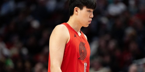 杨瀚森3中1仅2+1+1：末节被弃用躺赢 仍是边缘轮换球员