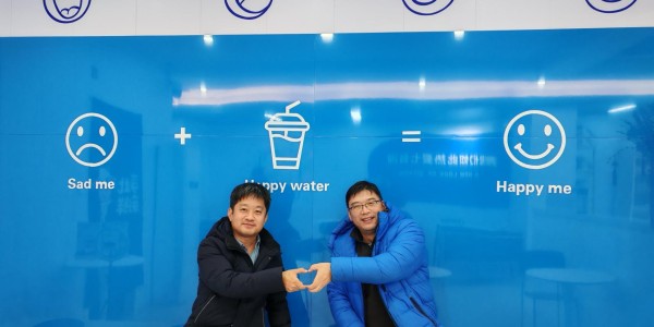 星空体育app下载-1997爱晚亭前的邂逅，2024微信群里的重逢：一张照片找到16人，还差你！