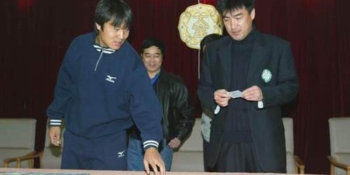 星空体育登录入口-中超奇葩事：冠军躺赢亚军靠抽扑克 输球能进中超