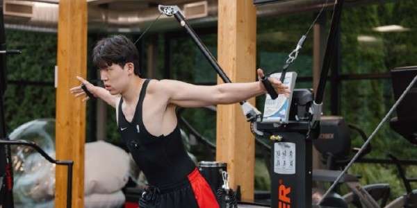 星空体育app下载-休赛期训练！杨瀚森社媒晒训练照：练练练🏋🏻