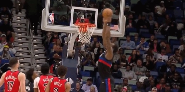 星空体育在线入口-一群人目送！奥萨尔送空接 杜伦二楼双手空接重扣