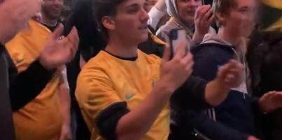 16年后重返淘汰赛?看看彻夜不眠的澳大利亚球迷