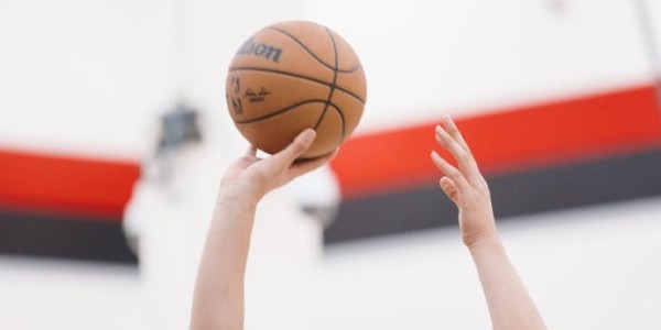 星空体育app下载-休赛期训练！杨瀚森社媒晒训练照：练练练🏋🏻