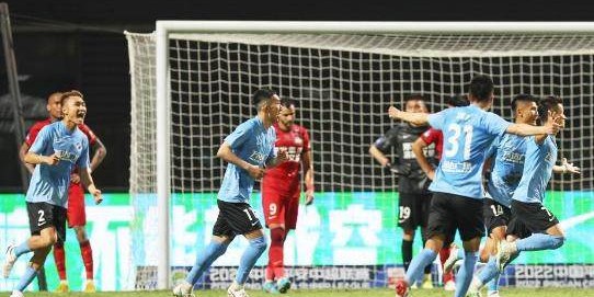 星空体育登录入口-全华班之间的对决！大连人对阵广州城首胜在望？