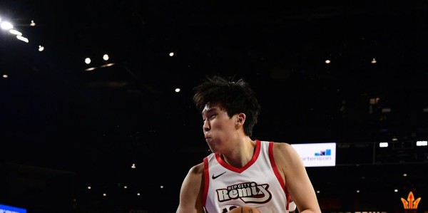 星空体育在线入口-恭喜！杨瀚森轰14+17连创新高，自评进步：脚步能跟上后卫了